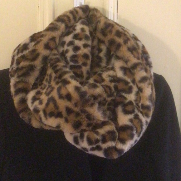 Calvin Klein Faux Fur Leopard Infinity Scarf NWOT - Picture 1 of 2